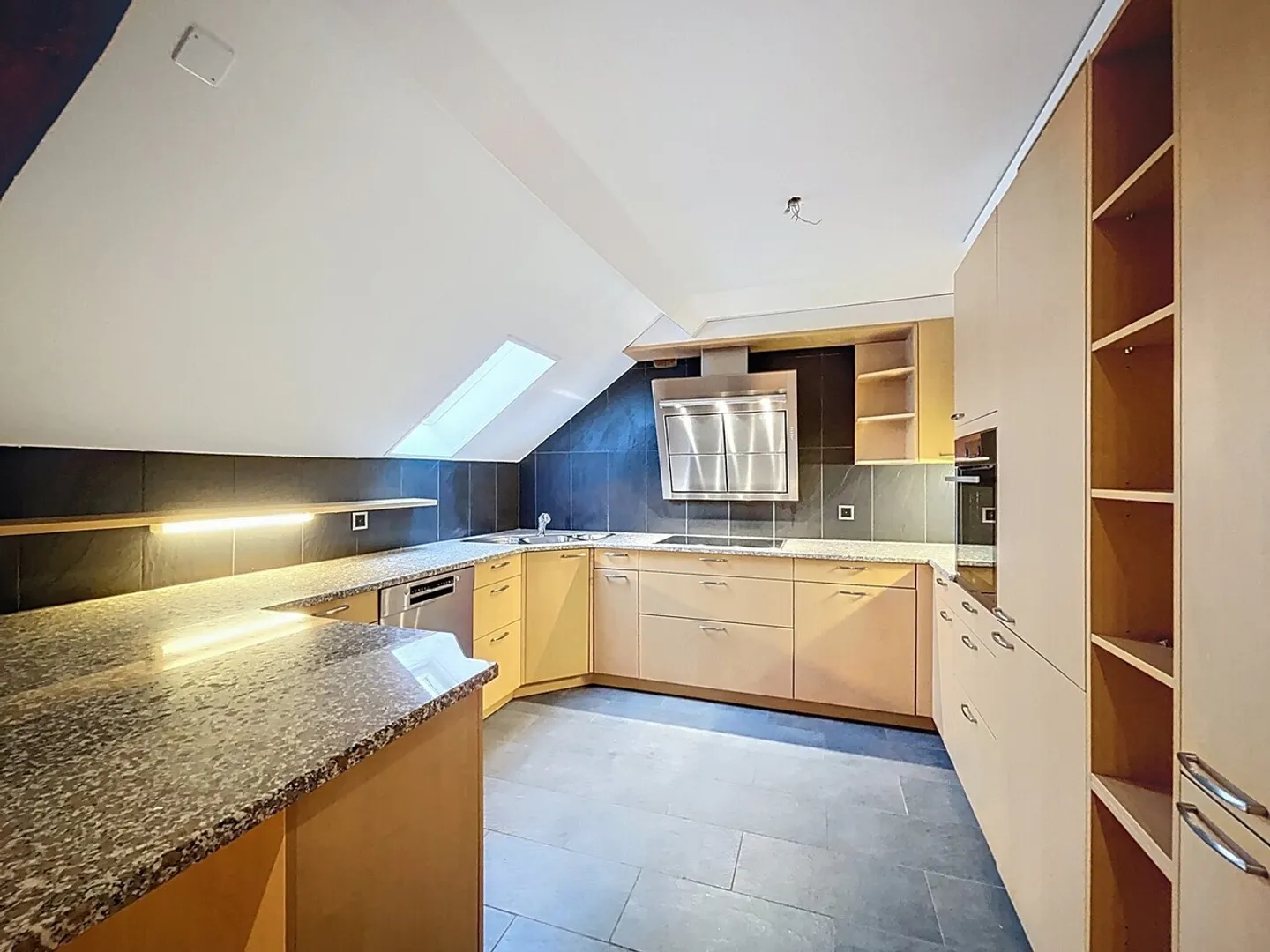 Incantevole appartamento duplex di 4,5 locali con giardino - Foto 2 di 8