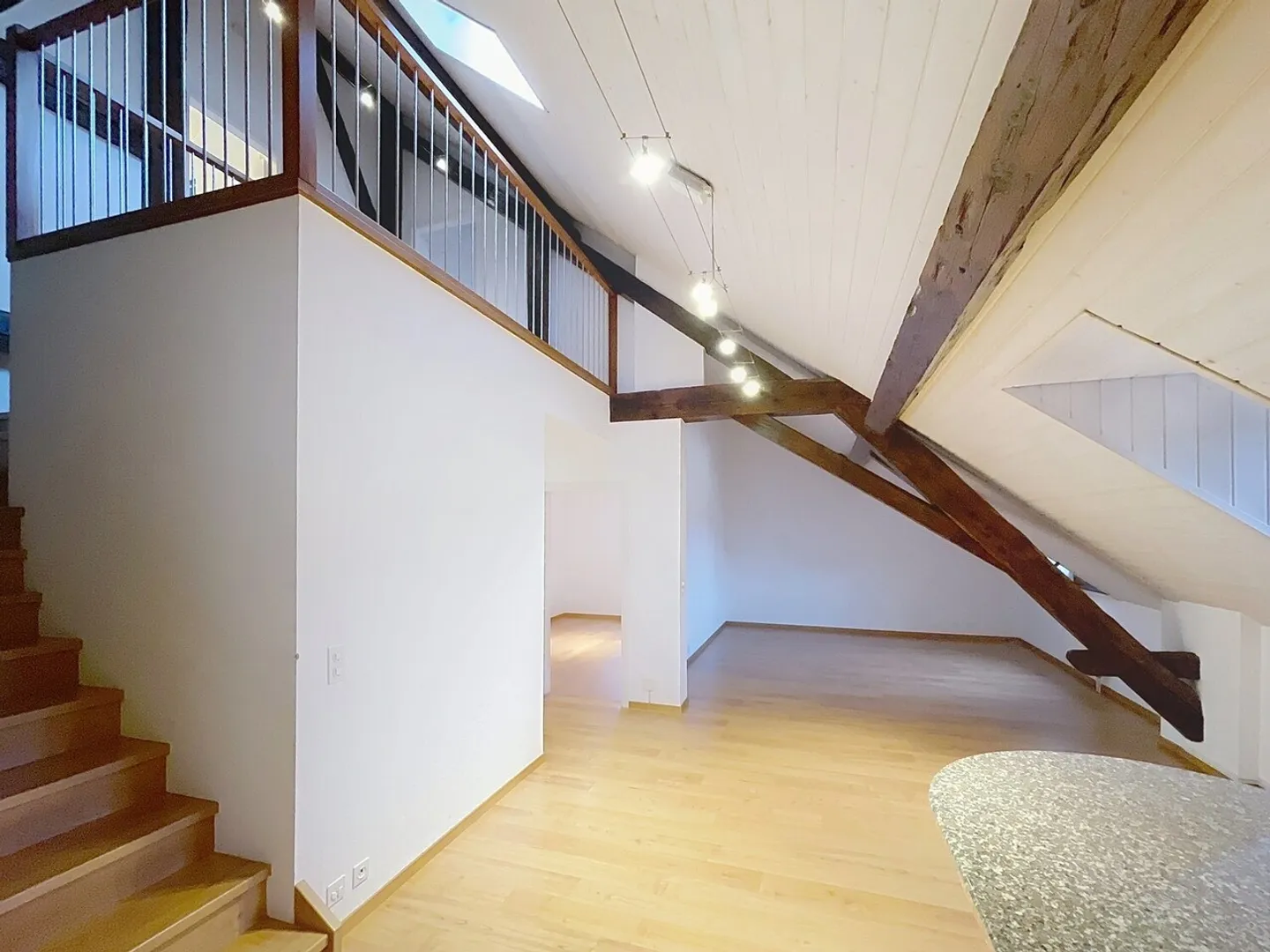 Incantevole appartamento duplex di 4,5 locali con giardino - Foto 3 di 8