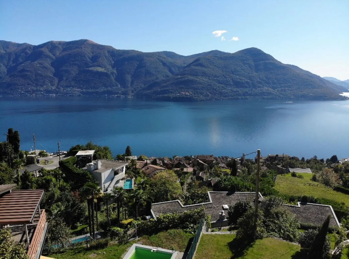 Grande monolocale con giardino, 1 posteggio e bellissima vista lago | Grosse Studio-Wohnung, mit terrasse, 1 Parkplatz  und wunderschönen Seeblick - Foto 1 di 6