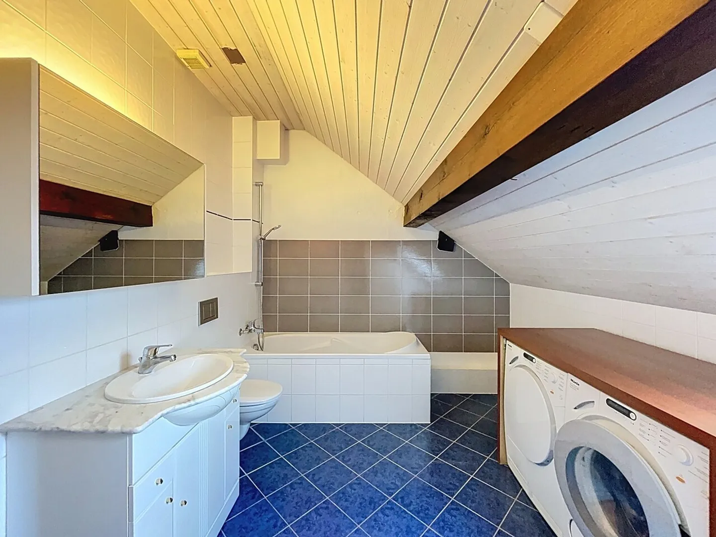 Incantevole appartamento duplex di 4,5 locali con giardino - Foto 6 di 8