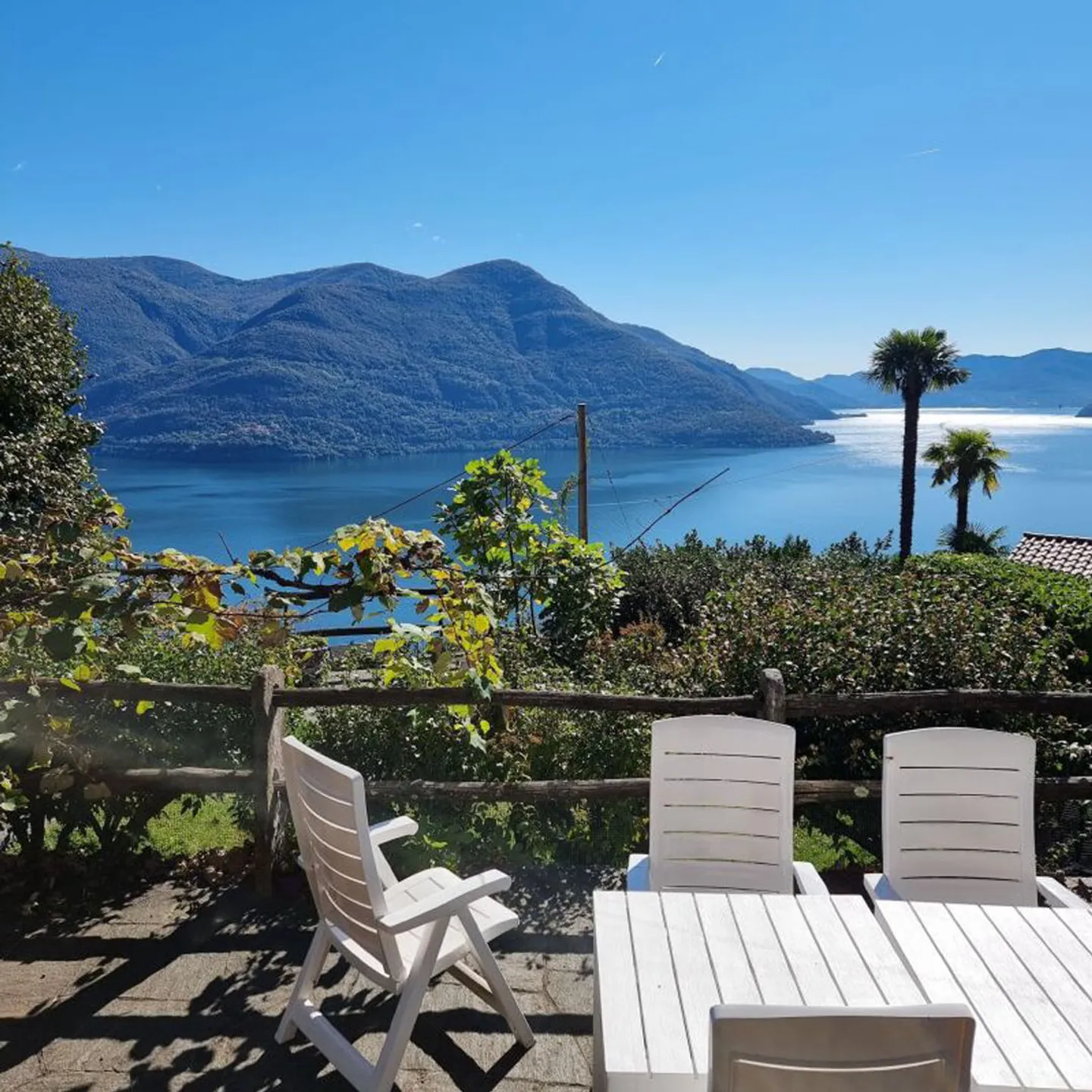 Grande monolocale con giardino, 1 posteggio e bellissima vista lago | Grosse Studio-Wohnung, mit terrasse, 1 Parkplatz  und wunderschönen Seeblick - Foto 2 di 6