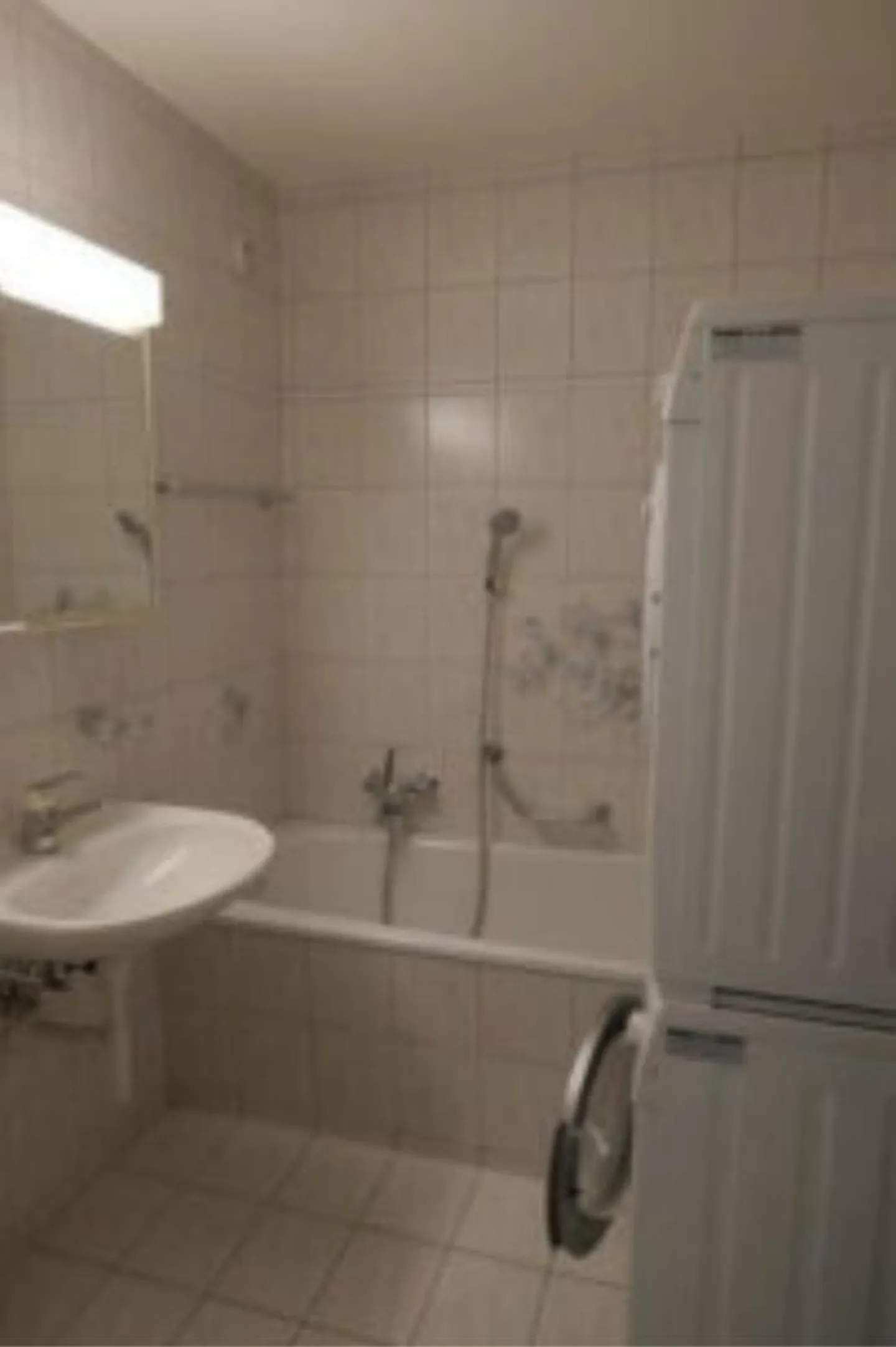 For sale 4.5-room apartment with balcony & outdoor parking - Photo 8 of 10