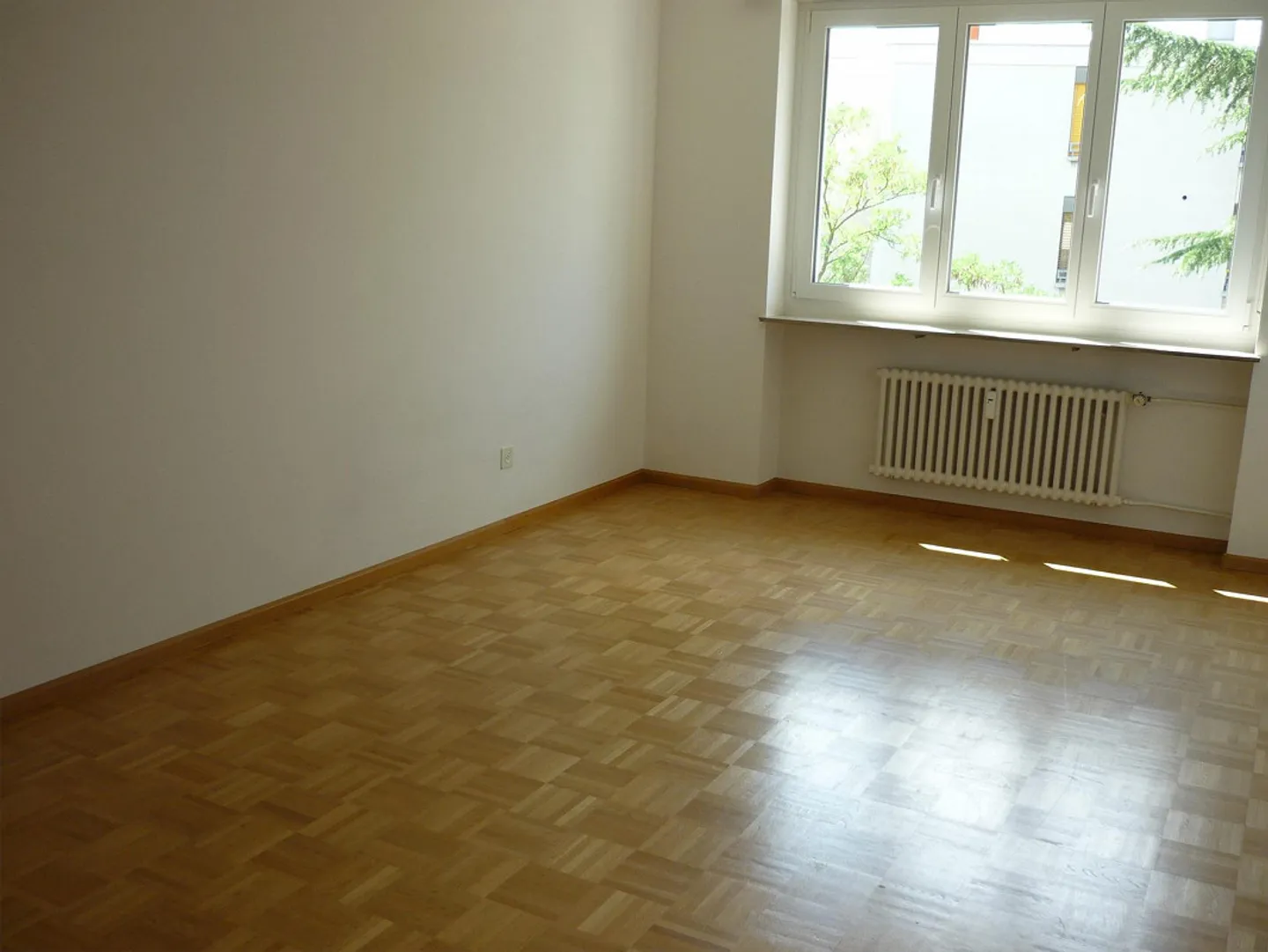 Appartement de 3 pièces au 1er étage avec ascenseur près de la gare SBB et de Migros Dreispitz - Photo 4 sur 4