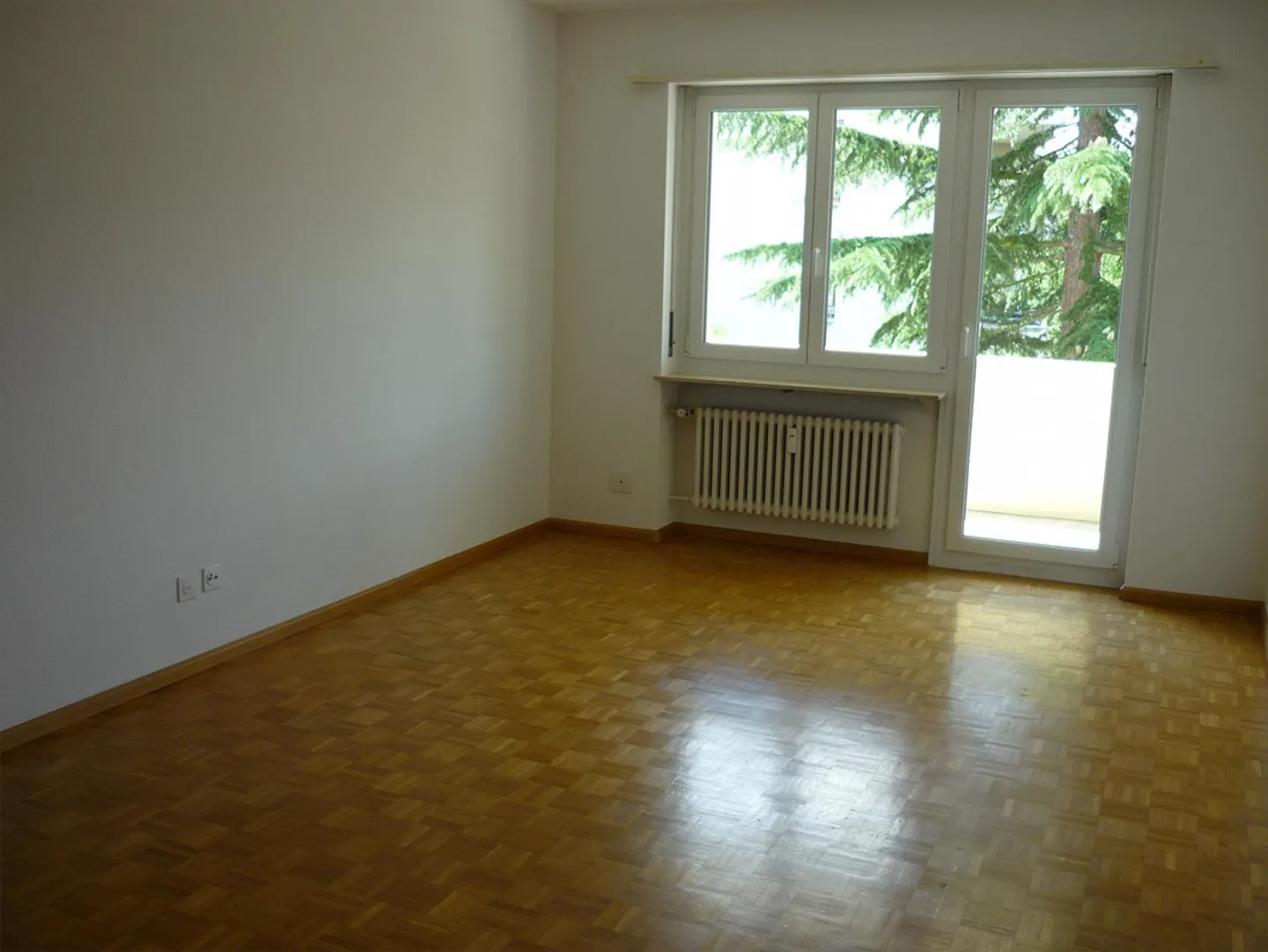 Appartement de 3 pièces au 1er étage avec ascenseur près de la gare SBB et de Migros Dreispitz - Photo 3 sur 4