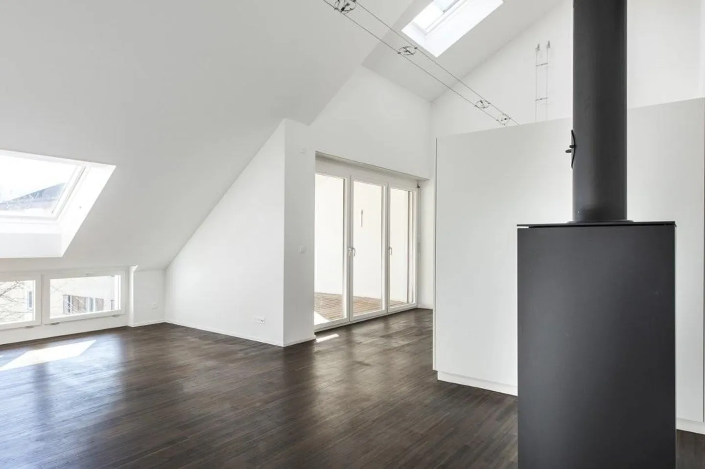 Top modern attic apartment near Lake Zurich - Photo 2 of 9