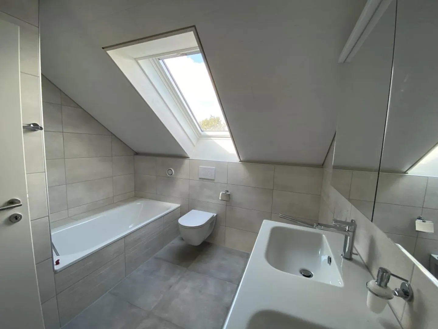 Dachgeschoss - Wohnung (5,5 Zimmer) in ruhiger Lage im Herzen des Dorfes - Courrendlin - Foto 7 von 10