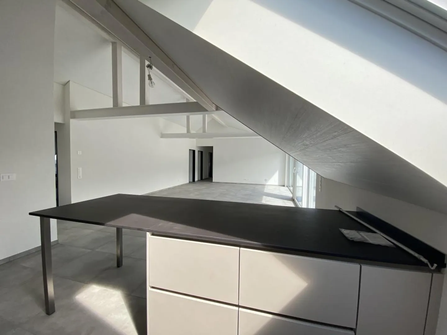 Dachgeschoss - Wohnung (5,5 Zimmer) in ruhiger Lage im Herzen des Dorfes - Courrendlin - Foto 8 von 10