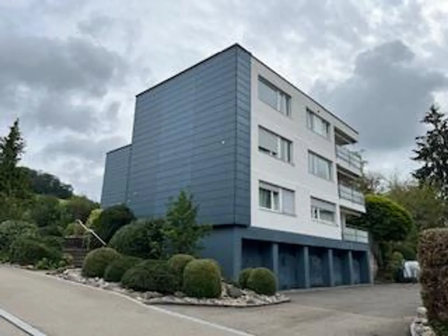 Garage individuel et parking extérieur - Photo 1 sur 1