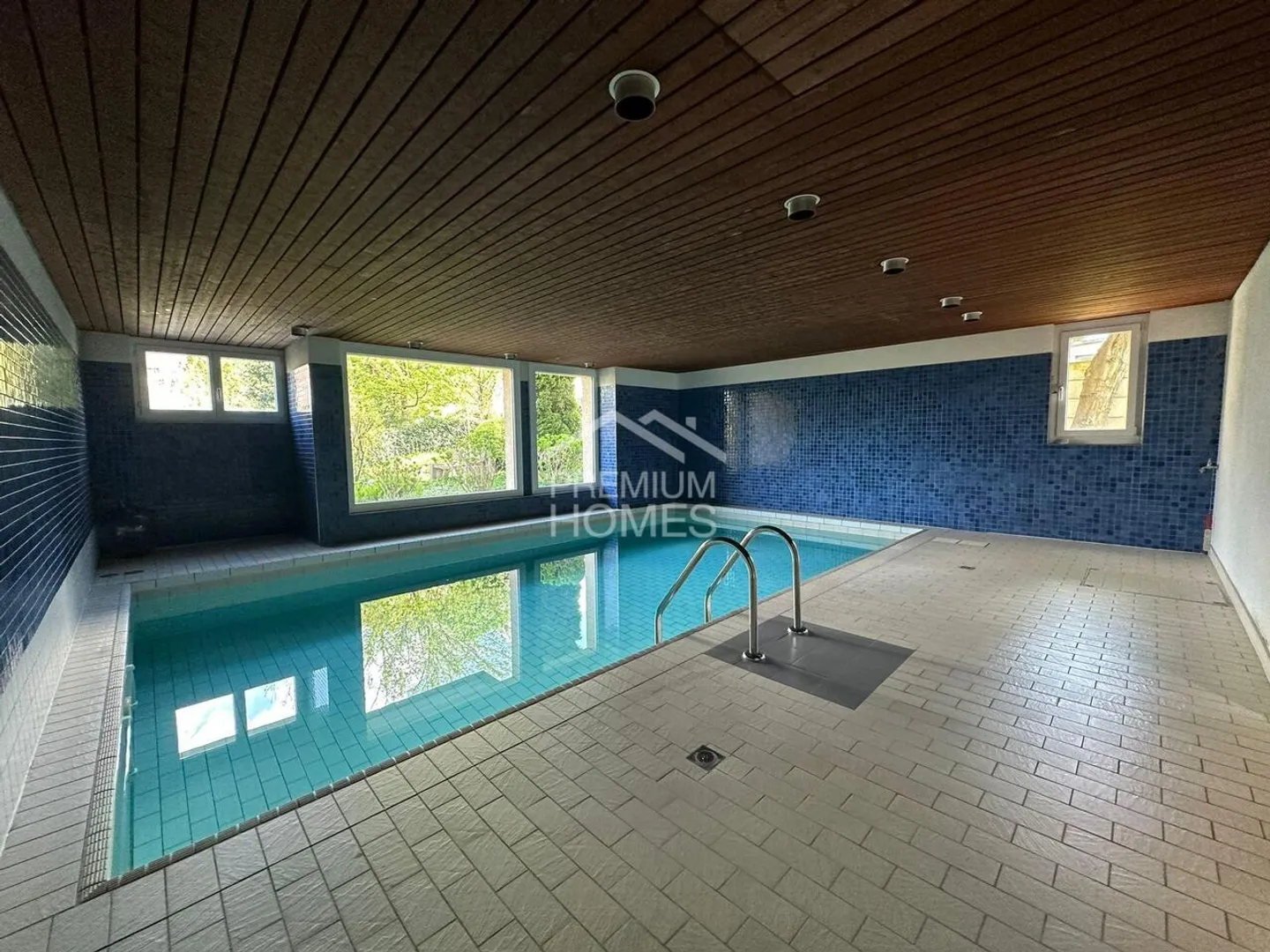 Appartement de jardin ensoleillé avec piscine intérieure ! - Photo 7 sur 8