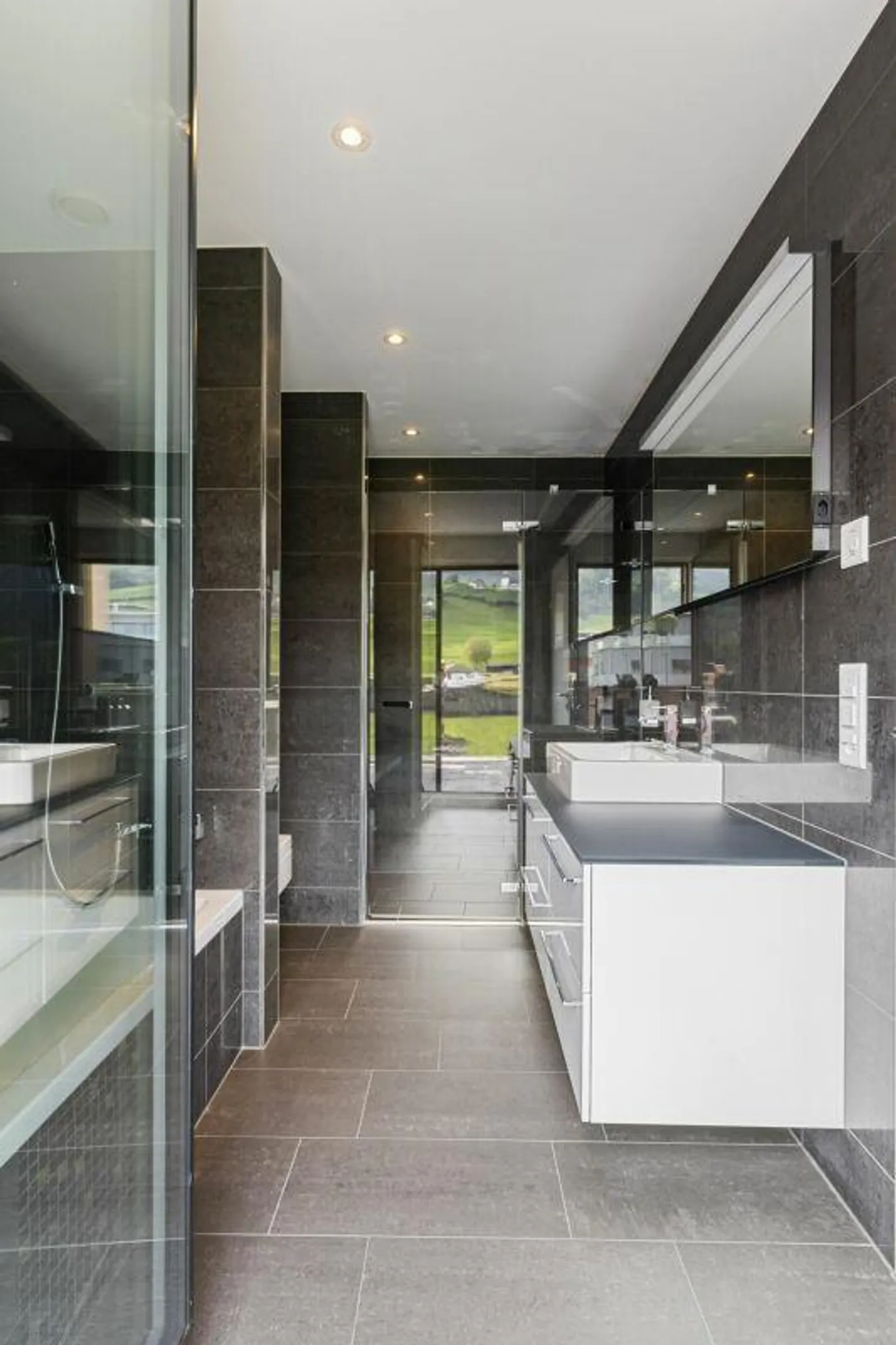 Moderno appartamento attico di 3,5 stanze con vista lago ad Altendorf - Foto 10 di 15
