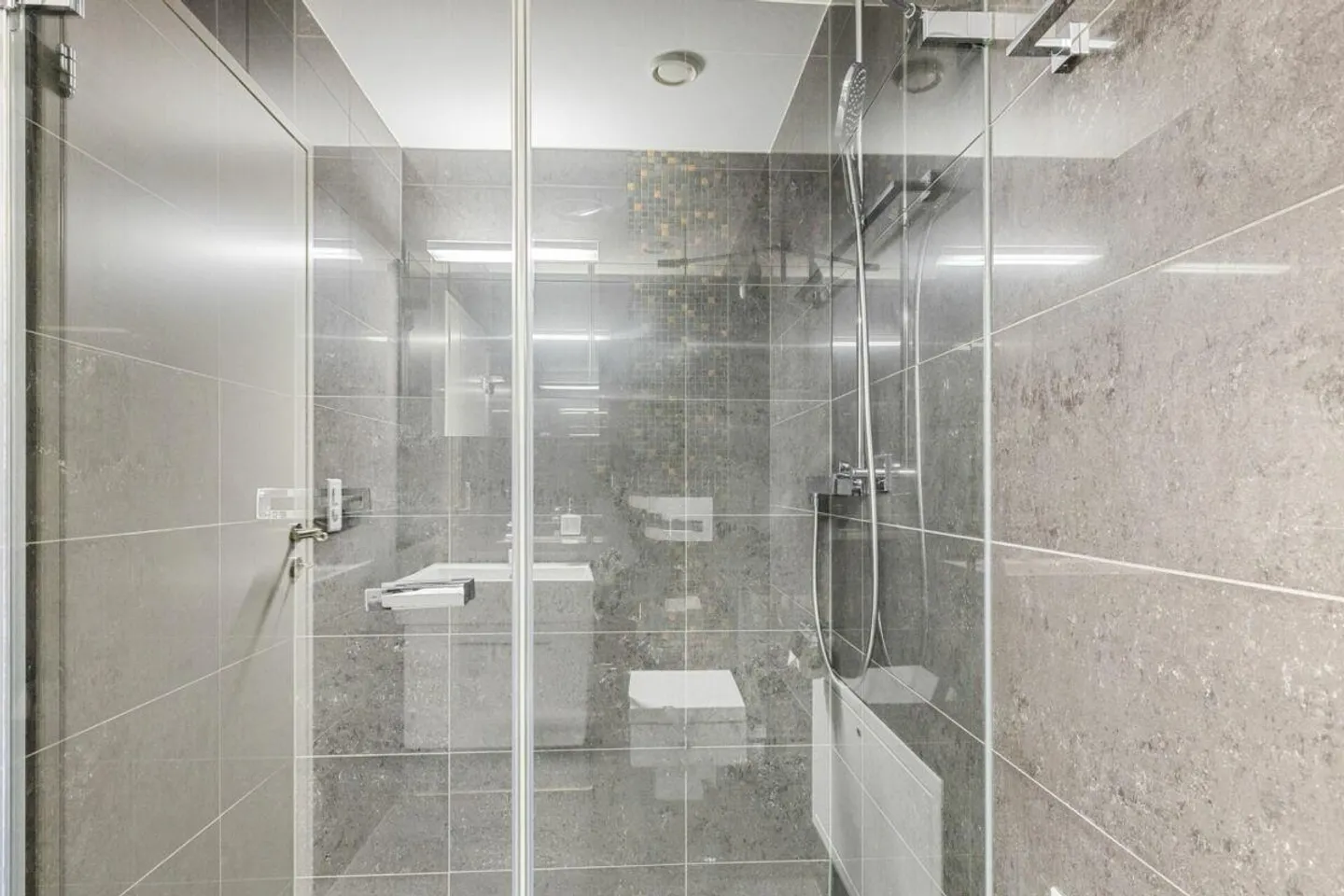 Moderno appartamento attico di 3,5 stanze con vista lago ad Altendorf - Foto 12 di 15