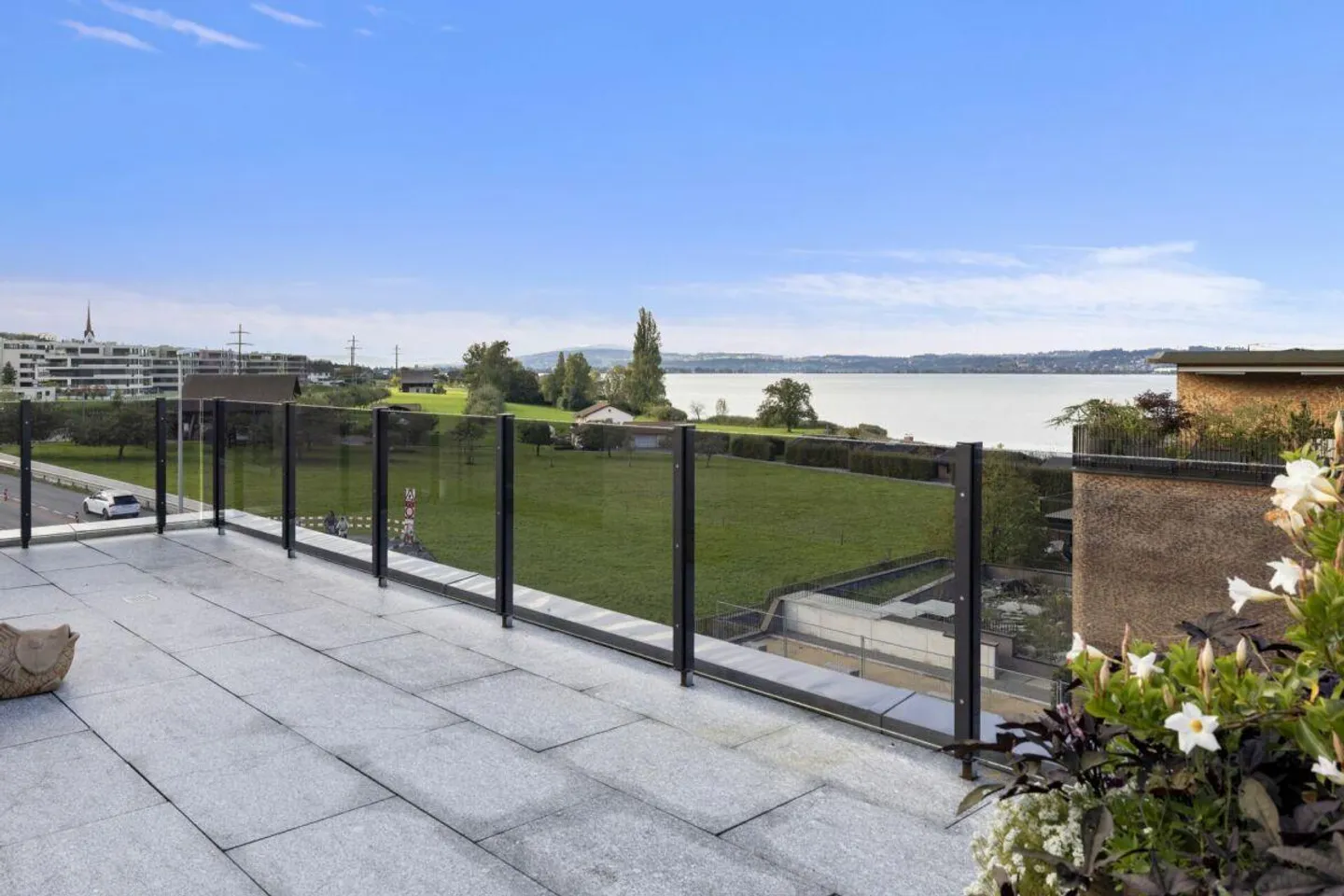 Moderno appartamento attico di 3,5 stanze con vista lago ad Altendorf - Foto 1 di 15