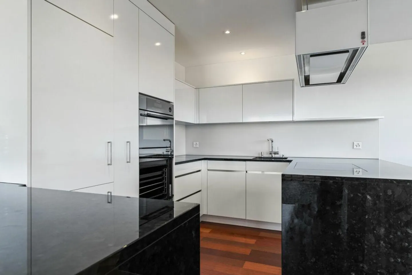 Moderno appartamento attico di 3,5 stanze con vista lago ad Altendorf - Foto 2 di 15