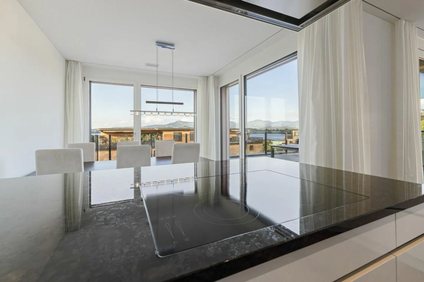 Moderno appartamento attico di 3,5 stanze con vista lago ad Altendorf - Foto 3 di 15
