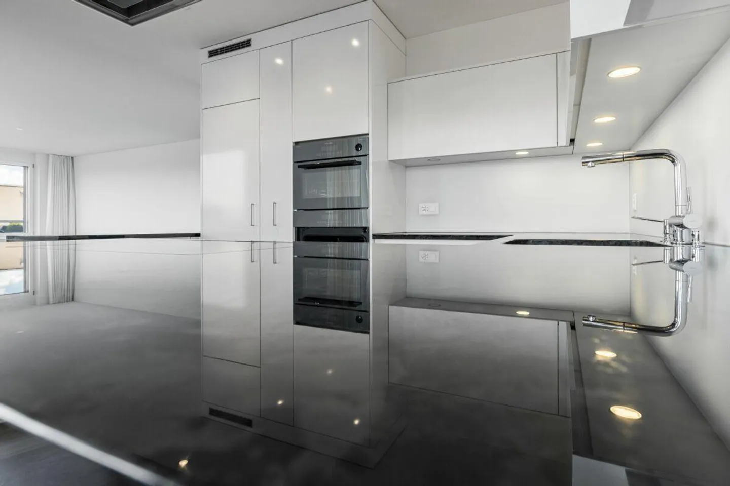 Moderno appartamento attico di 3,5 stanze con vista lago ad Altendorf - Foto 4 di 15