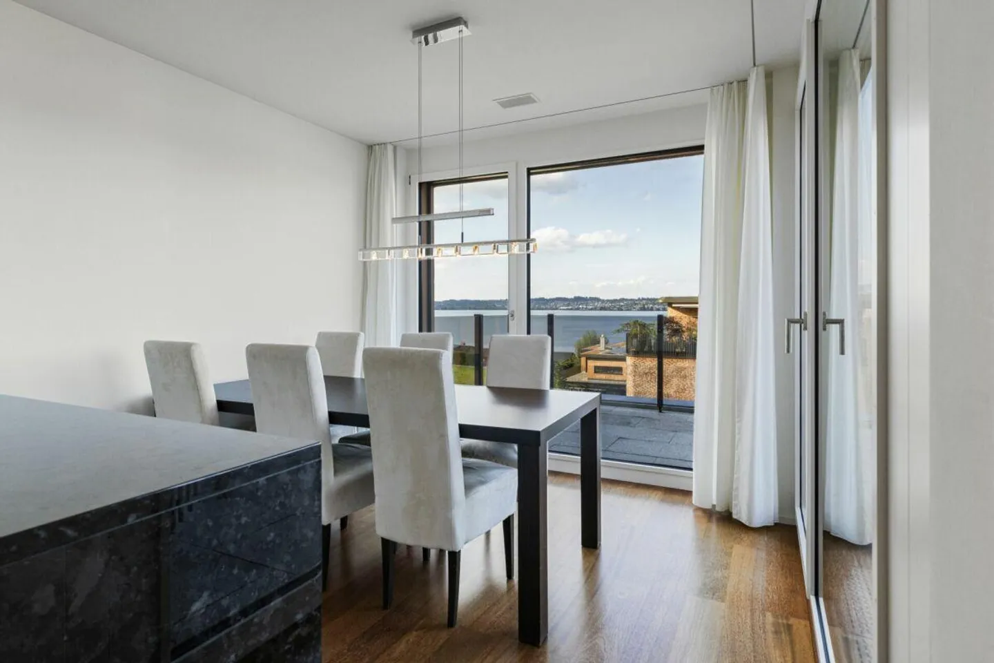 Moderno appartamento attico di 3,5 stanze con vista lago ad Altendorf - Foto 5 di 15