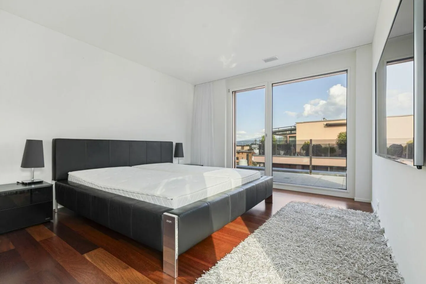 Moderno appartamento attico di 3,5 stanze con vista lago ad Altendorf - Foto 7 di 15