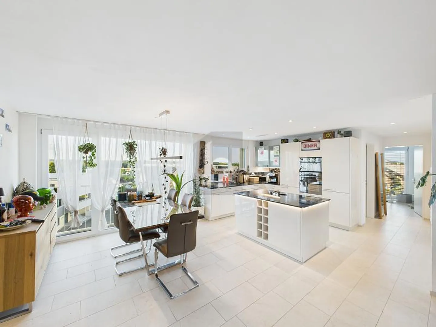 EXQUISITER KOMFORT MIT STATTLICHER TERRASSE - Foto 1 di 6