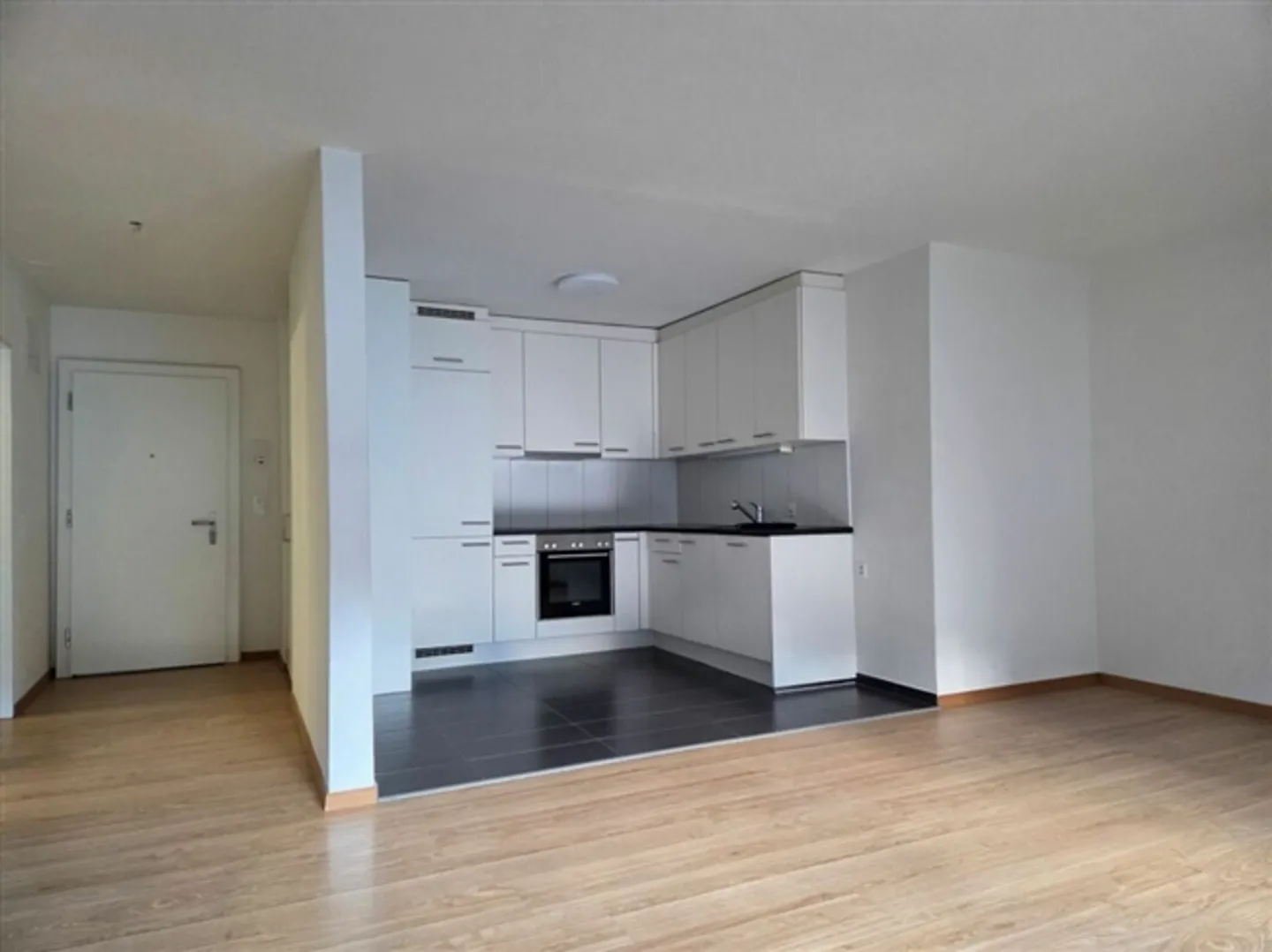 Beautiful 2.5-room apartment for rent in a central location - Photo 2 of 7