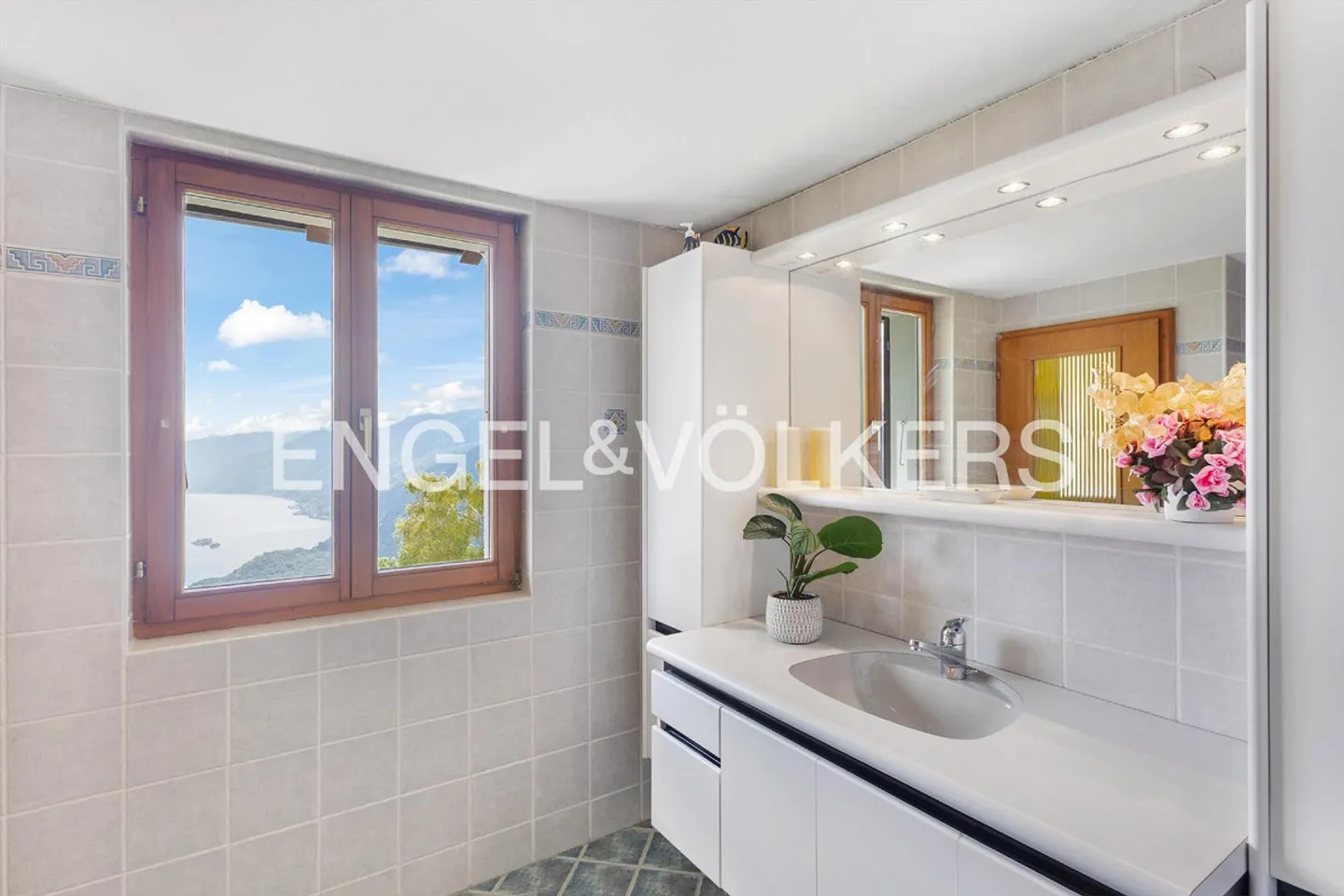 Tra cielo e lago: Proprietà con diritti di costruzione al Monte Bré - Foto 9 di 12