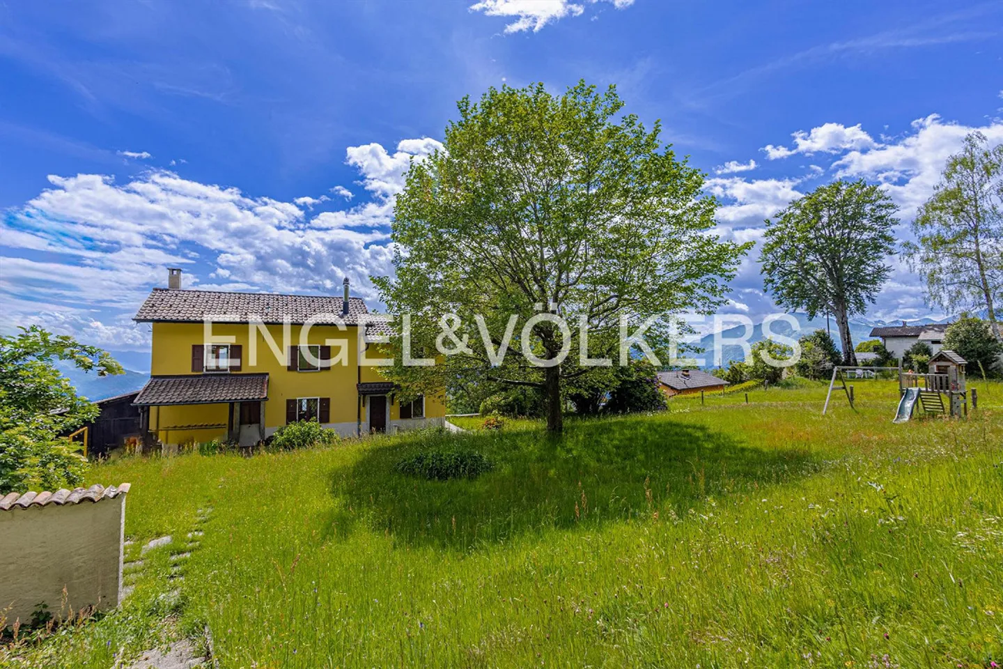 Tra cielo e lago: Proprietà con diritti di costruzione al Monte Bré - Foto 2 di 12