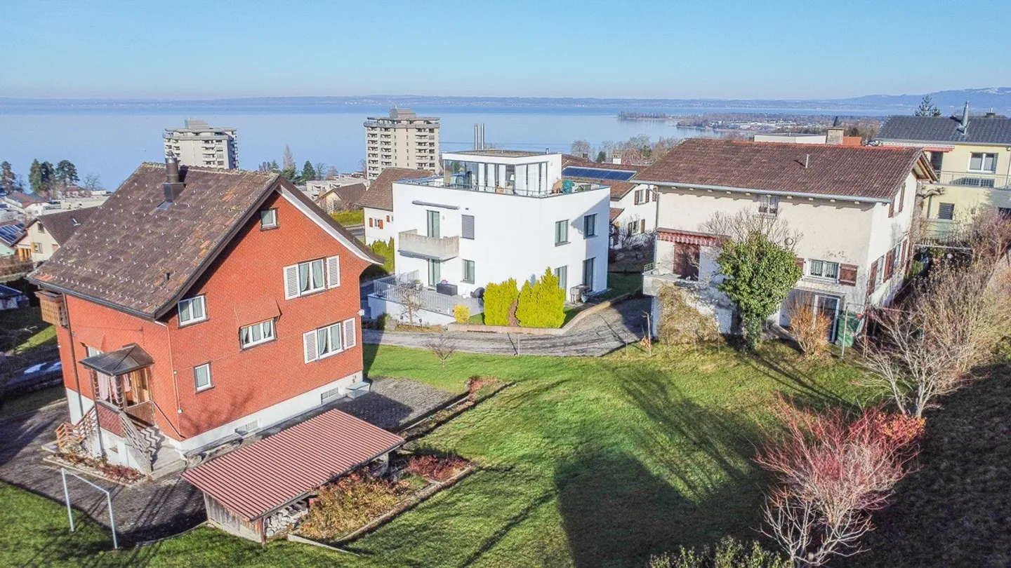 Geräumiges Einfamilienhaus mit Seesicht - Foto 2 von 9