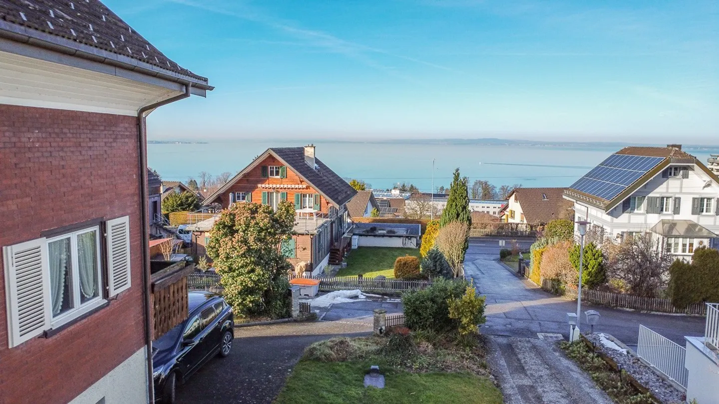 Geräumiges Einfamilienhaus mit Seesicht - Foto 3 von 9