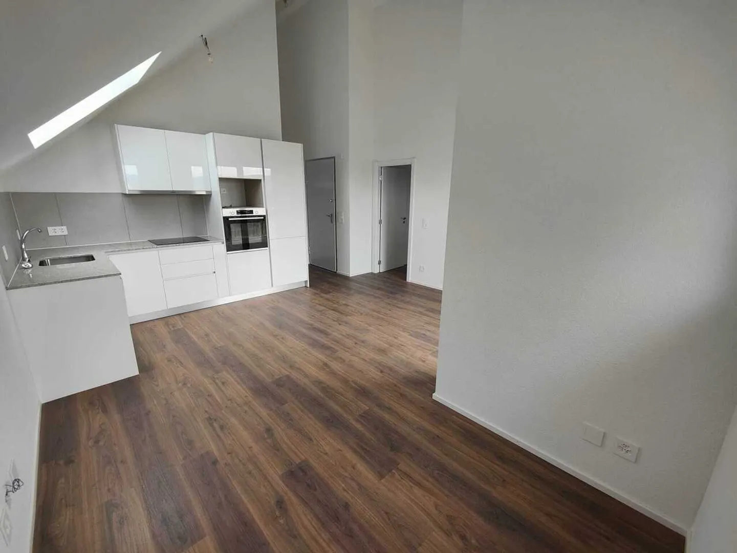 BUSSY - 2,5 Zimmer im obersten Stockwerk - Foto 1 von 3