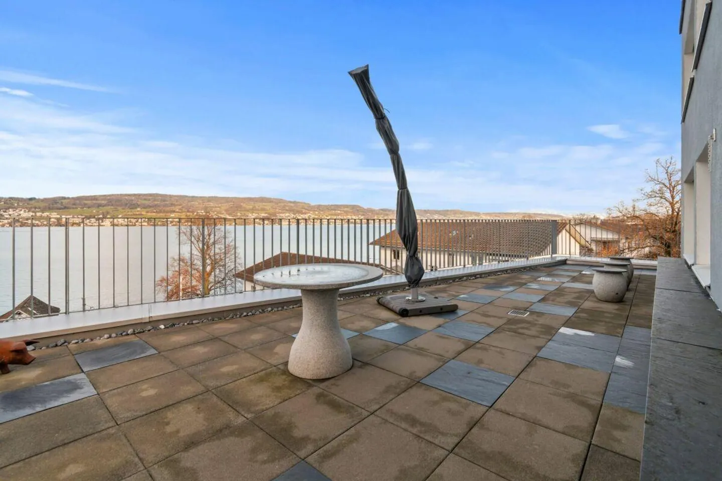 LUMINA LAKE | Spacious 4.5-room maisonette with lake view, impressive room height and outdoor pool - Photo 3 of 11