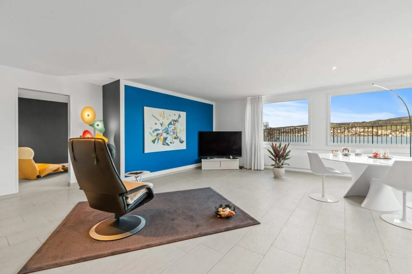 LUMINA LAKE | Spacious 4.5-room maisonette with lake view, impressive room height and outdoor pool - Photo 4 of 11