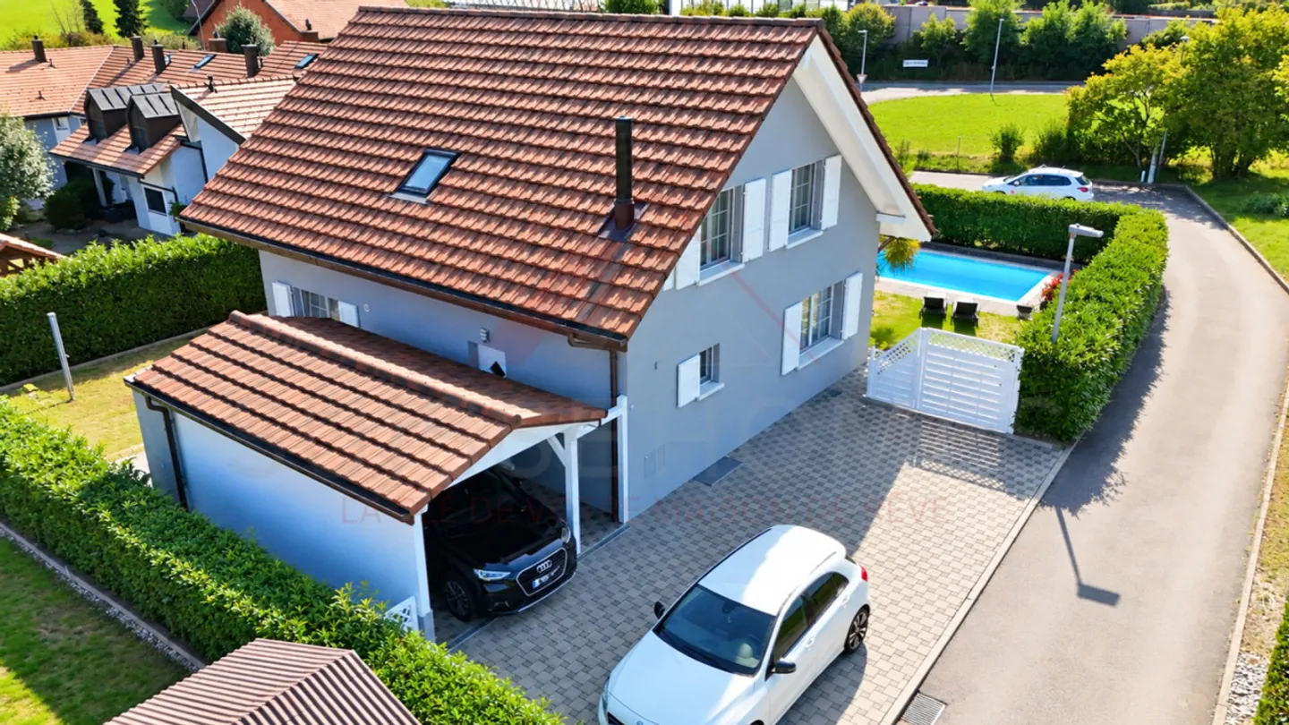 Renoviertes Einfamilienhaus mit 5,5 Zimmern, Pool, Photovoltaik und 4 Parkplätzen - Foto 2 von 18