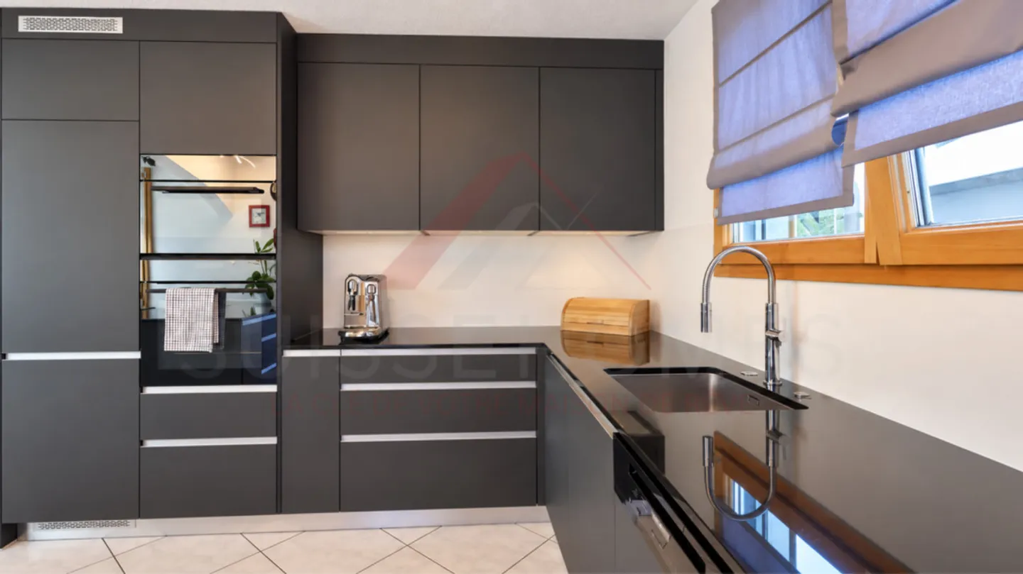 Renoviertes Einfamilienhaus mit 5,5 Zimmern, Pool, Photovoltaik und 4 Parkplätzen - Foto 10 von 18