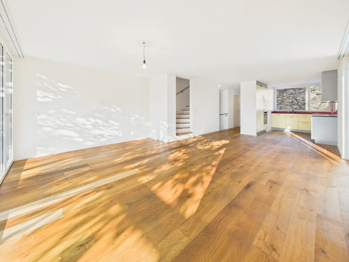 Casa familiare modernizzata in posizione centrale: spazio per il tuo futuro! - Foto 4 di 13