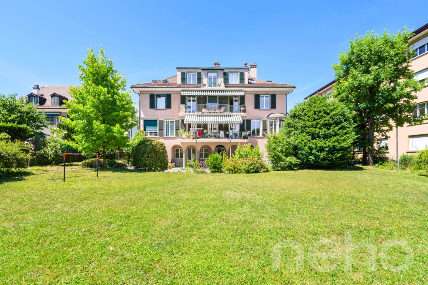 Elegant Apartment with Garden - Photo 7 of 12