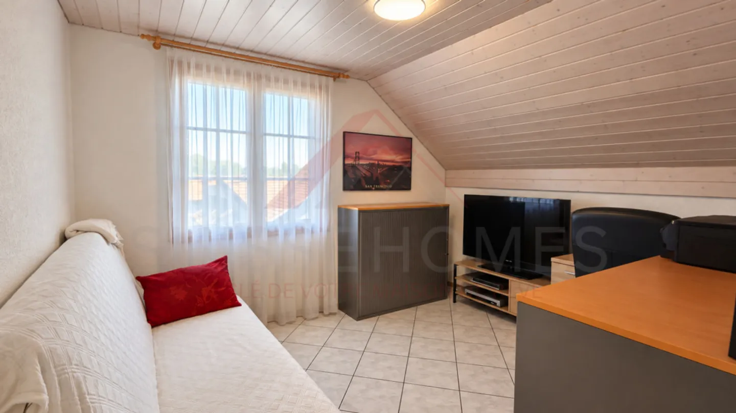 Renoviertes Einfamilienhaus mit 5,5 Zimmern, Pool, Photovoltaik und 4 Parkplätzen - Foto 15 von 18