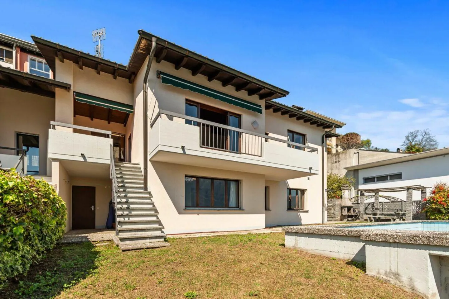 Magnifique maison jumelée de 8,5 pièces avec piscine et vue imprenable - Photo 2 sur 28