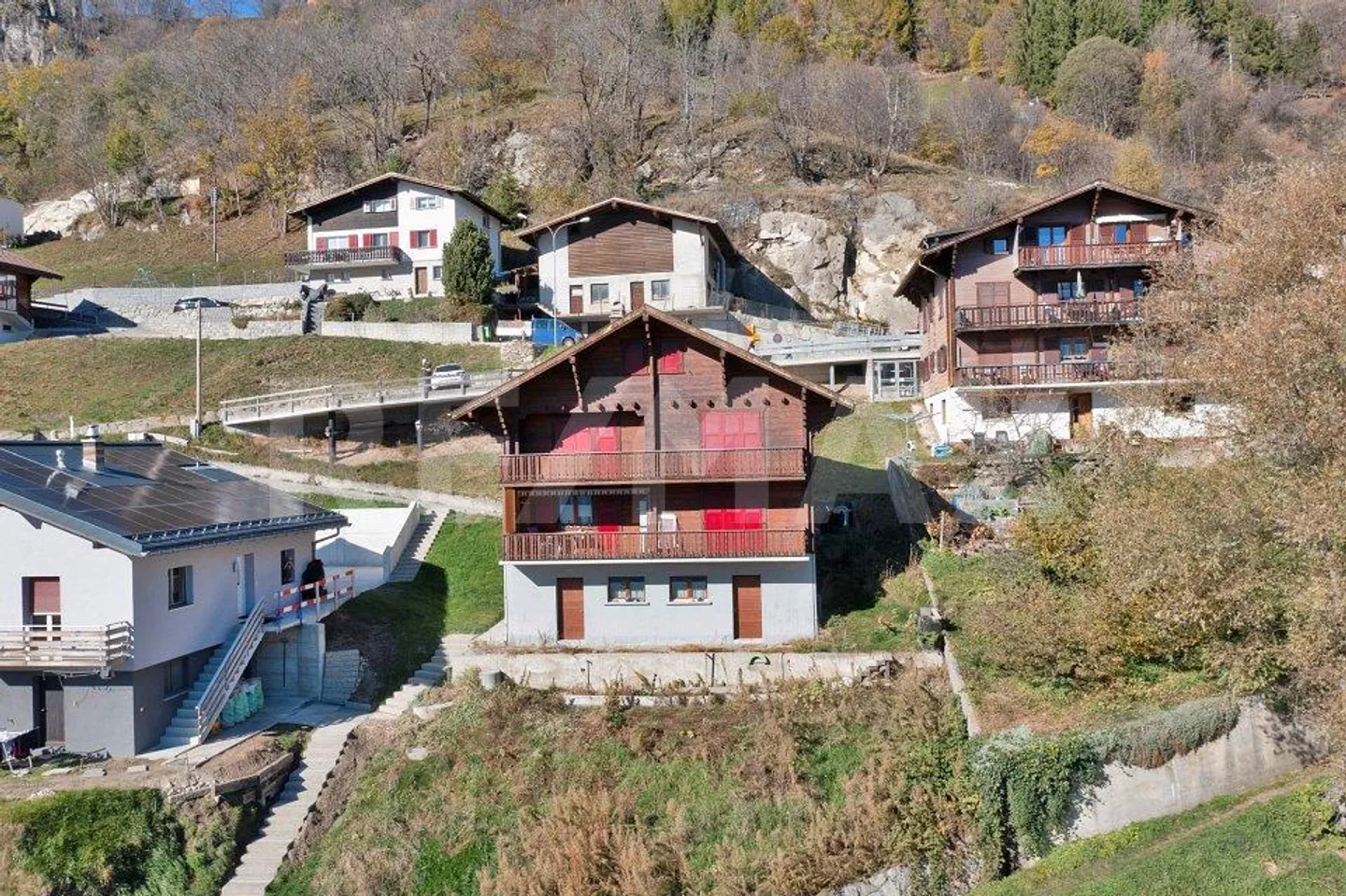 Charmantes Zweifamilienhaus an unverbaubarer Lage - Foto 1 von 11