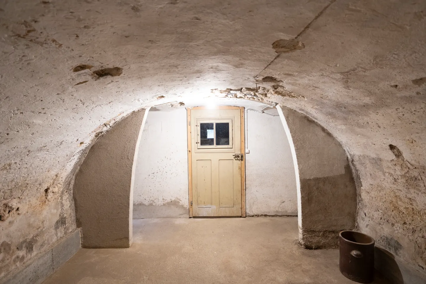 Farmhouse with living quarters, stable, barn - Photo 11 of 13