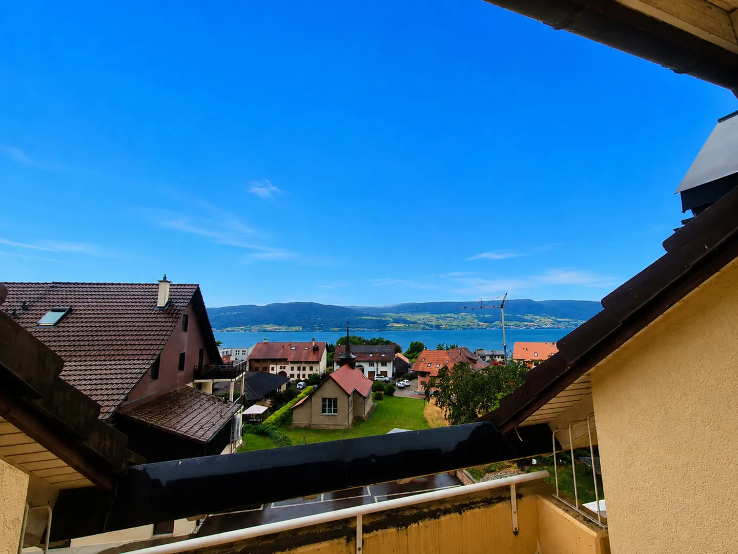 CHÂBLES / 2,5 Zimmer + Mezzanin mit Blick auf den See - Foto 2 von 13