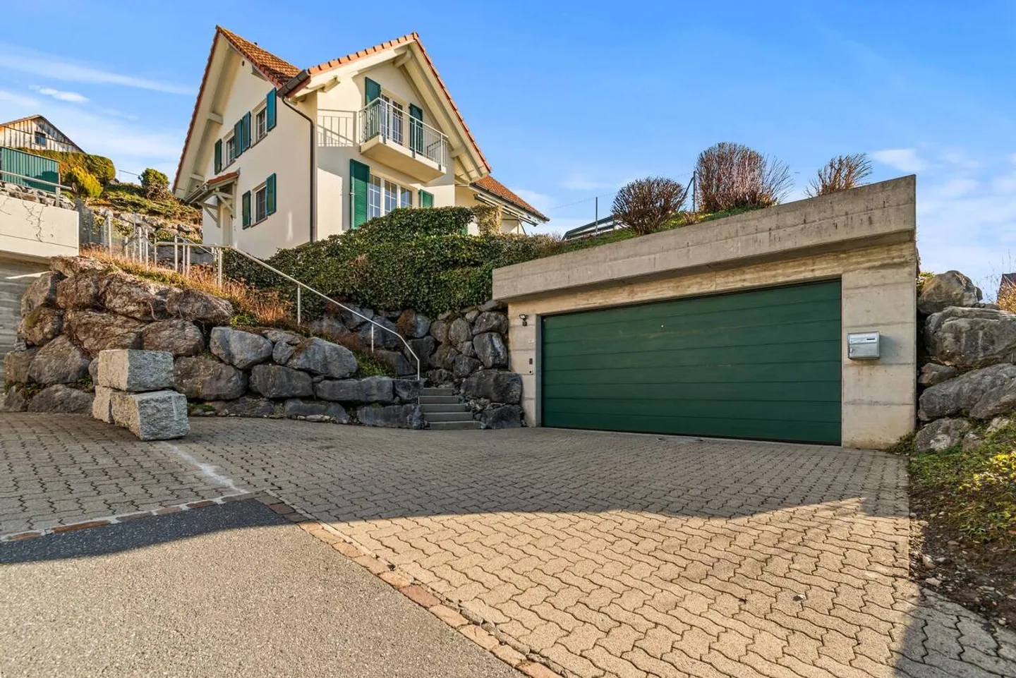 Vie ensoleillée au-dessus de la limite de brouillard avec piscine et vue dégagée - Photo 2 sur 40