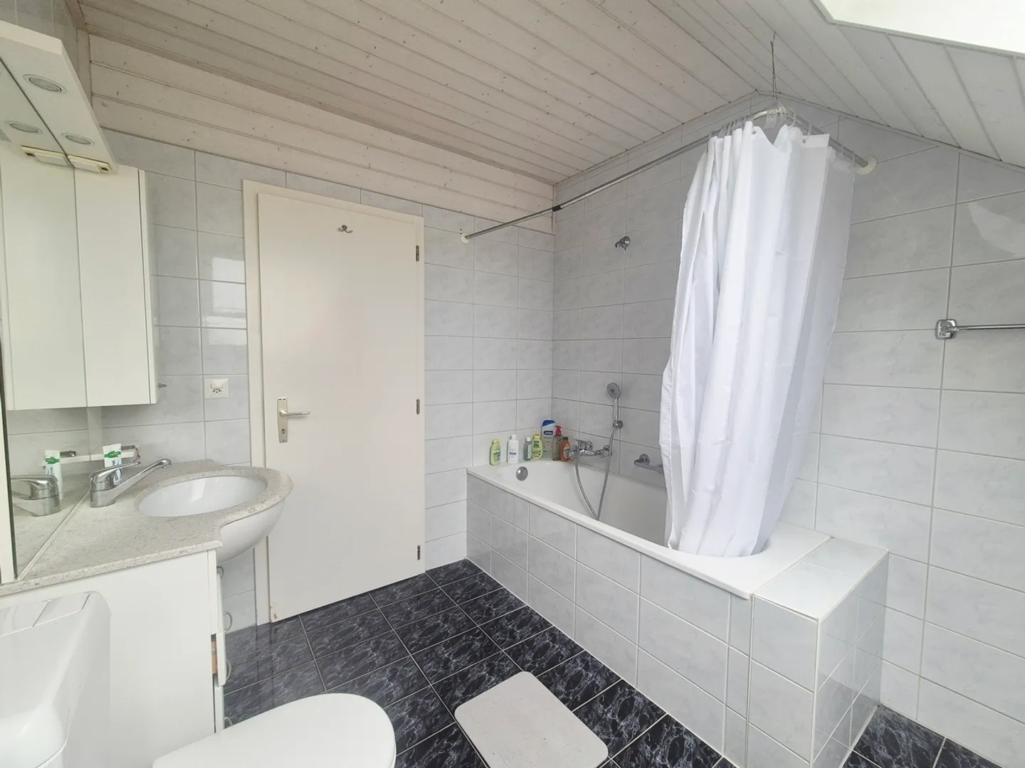 CHÂBLES / 2,5 Zimmer + Mezzanin mit Blick auf den See - Foto 11 von 13