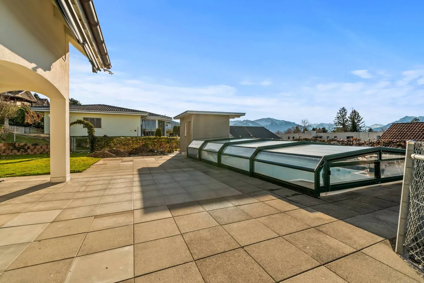 Vie ensoleillée au-dessus de la limite de brouillard avec piscine et vue dégagée - Photo 5 sur 40