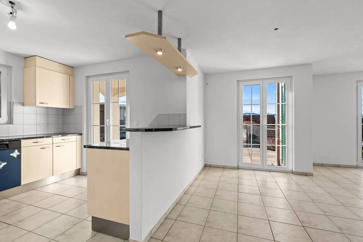 Vie ensoleillée au-dessus de la limite de brouillard avec piscine et vue dégagée - Photo 10 sur 40