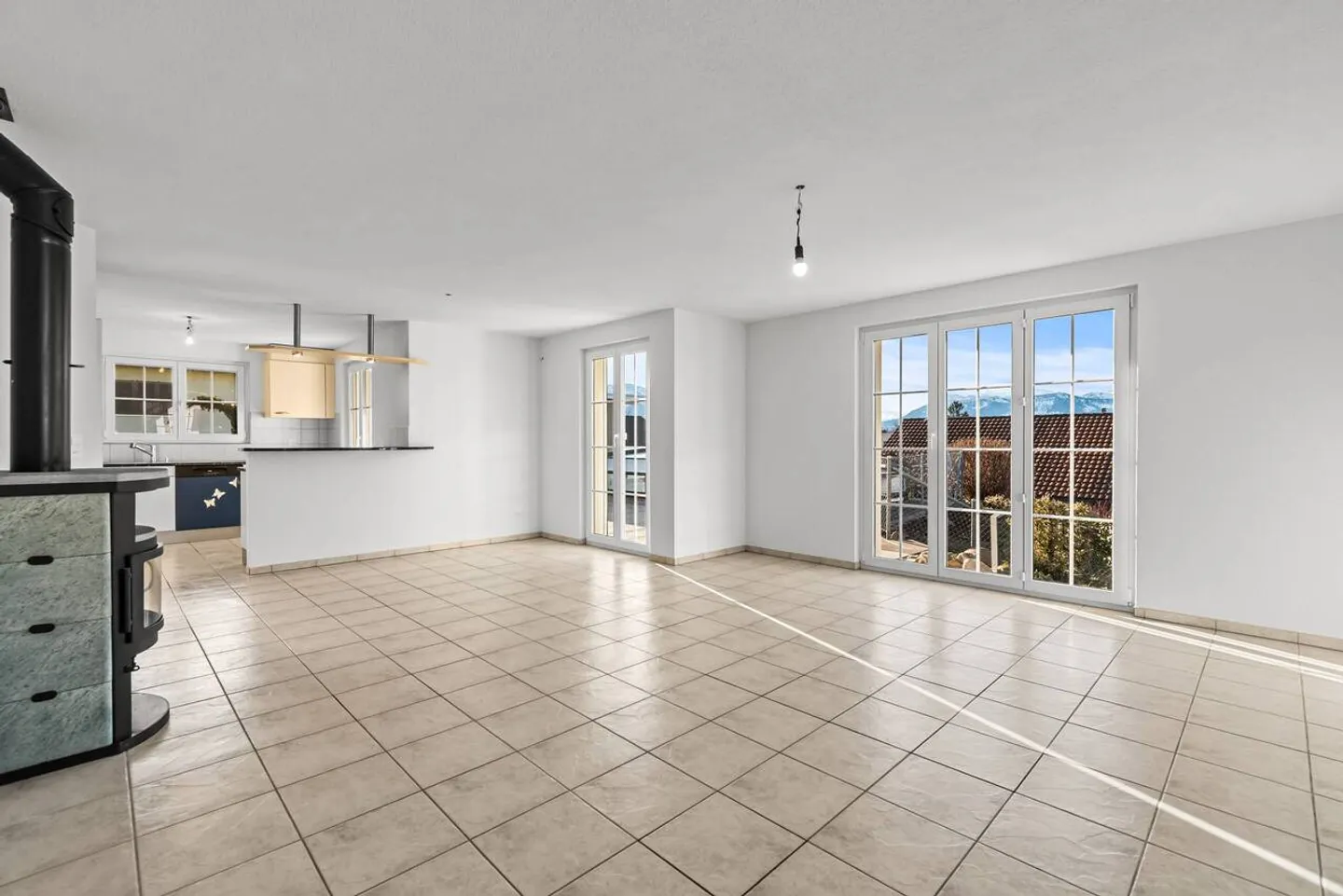 Vie ensoleillée au-dessus de la limite de brouillard avec piscine et vue dégagée - Photo 13 sur 40