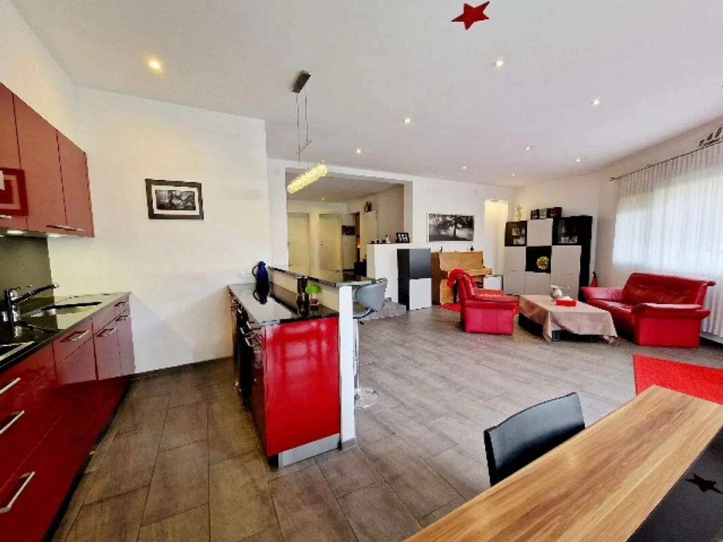 Casa Bifamiliare con 2 luminosi appartamenti di 4.5 e 5.5 locali, g... - Foto 2 di 10