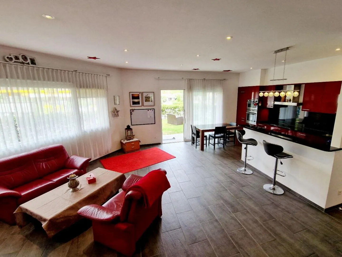 Casa Bifamiliare con 2 luminosi appartamenti di 4.5 e 5.5 locali, g... - Foto 3 di 10
