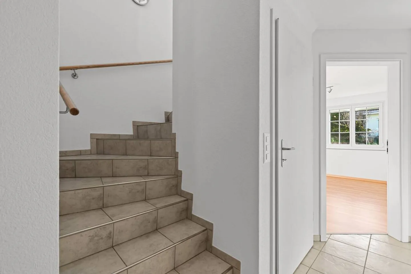 Vie ensoleillée au-dessus de la limite de brouillard avec piscine et vue dégagée - Photo 17 sur 40