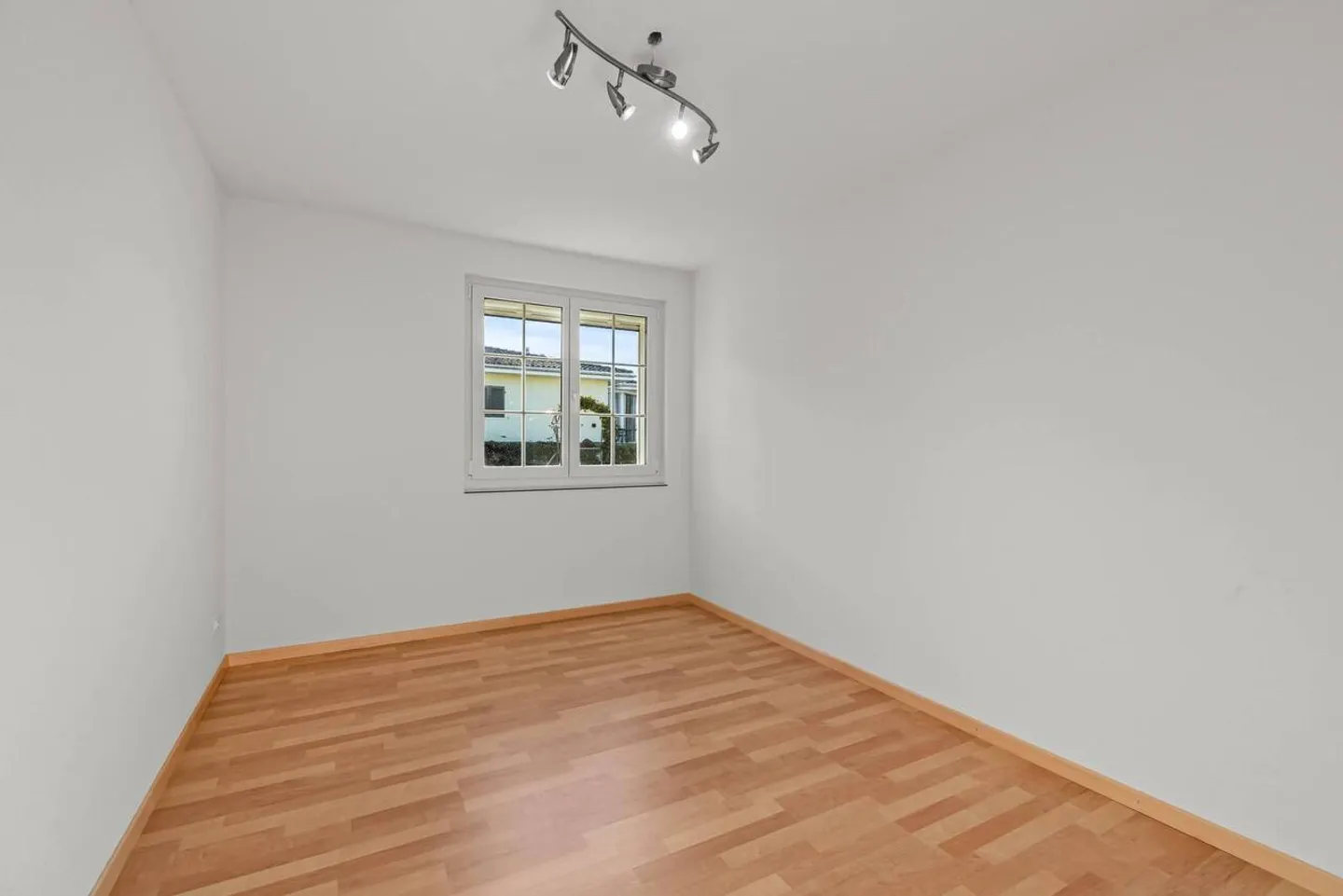 Vie ensoleillée au-dessus de la limite de brouillard avec piscine et vue dégagée - Photo 18 sur 40