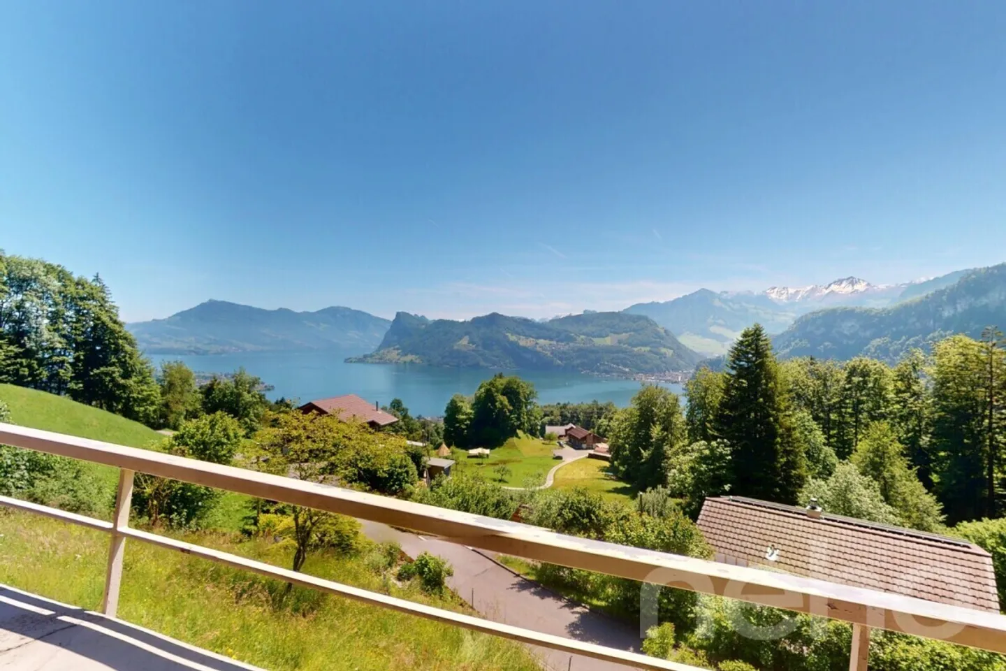 Vista mozzafiato sulle montagne e sul lago di Lucerna - Foto 2 di 13