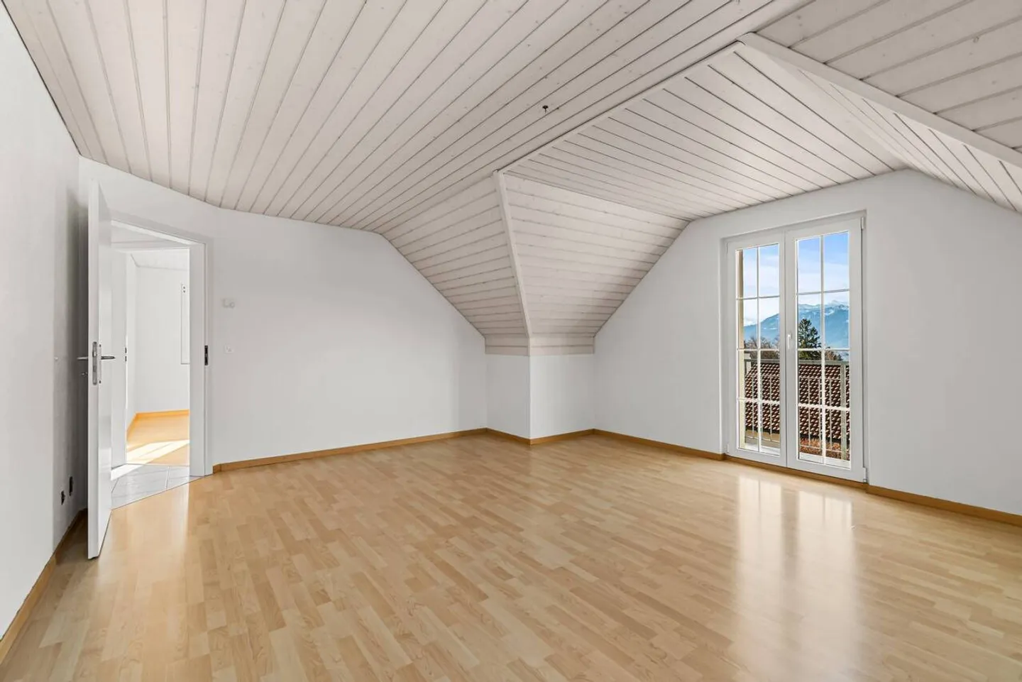 Vie ensoleillée au-dessus de la limite de brouillard avec piscine et vue dégagée - Photo 29 sur 40